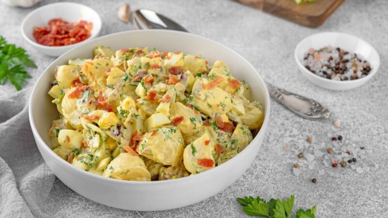 Sałatka z tortellini i suszonymi pomidorami – szybki obiad na zimno