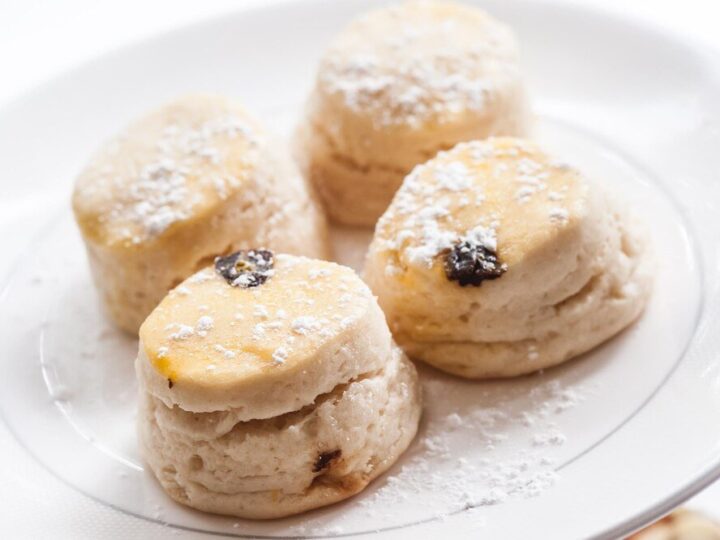 Scones – przepis na klasyczne, puszyste bułeczki śniadaniowe