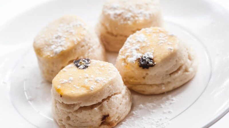 Scones – przepis na klasyczne, puszyste bułeczki śniadaniowe