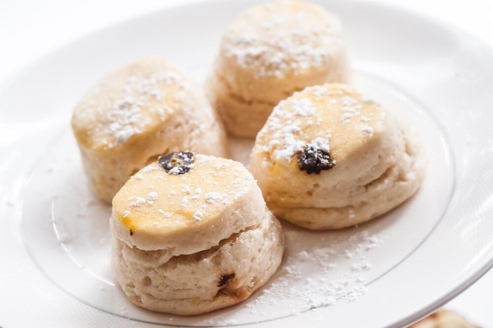 Scones – przepis na klasyczne, puszyste bułeczki śniadaniowe