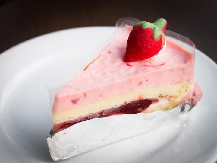 Serniczki z musem truskawkowym – lekki deser na każdą okazję