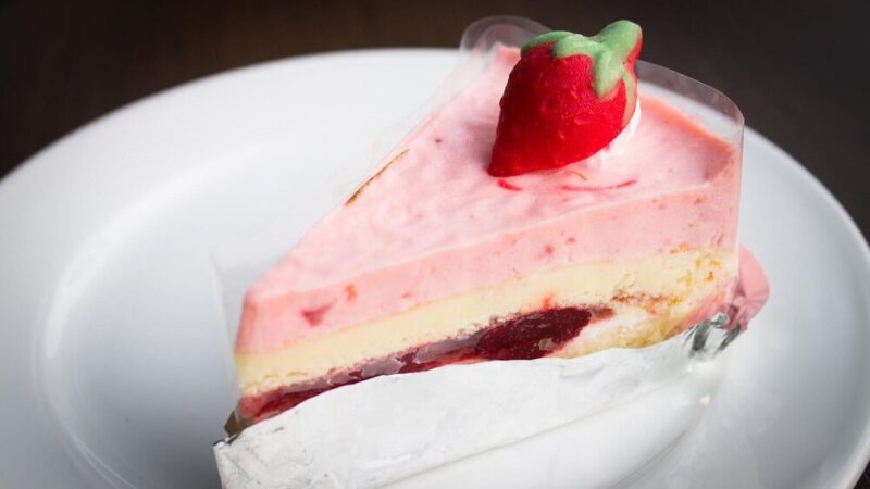 Serniczki z musem truskawkowym – lekki deser na każdą okazję