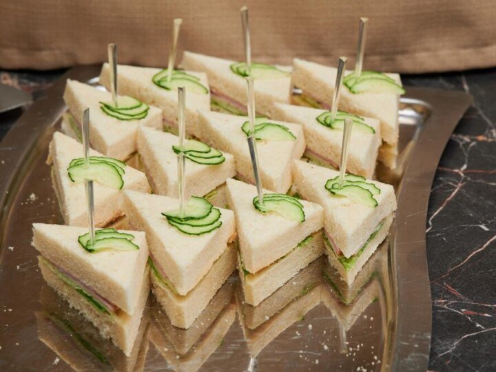 Tort kanapkowy – efektowna przekąska na przyjęcie