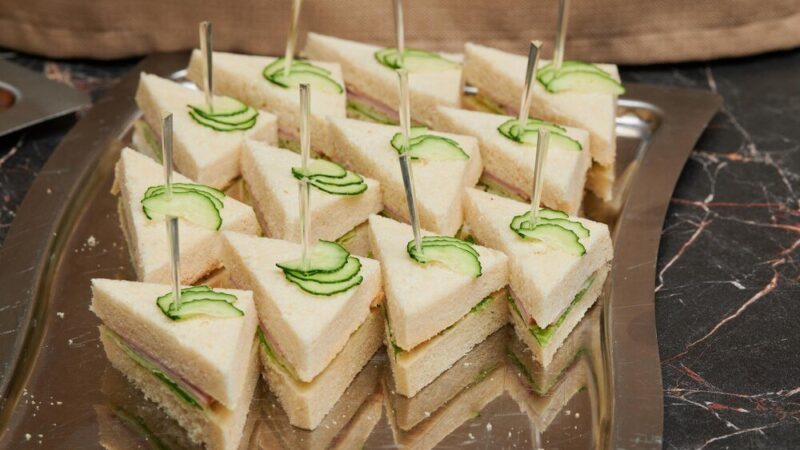 Tort kanapkowy – efektowna przekąska na przyjęcie