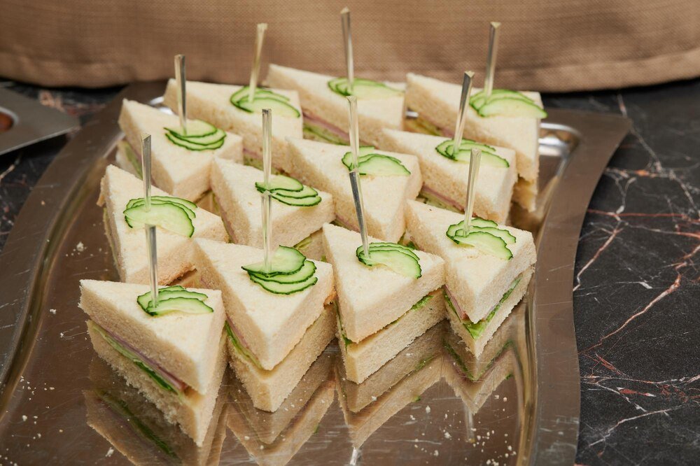 Tort kanapkowy – efektowna przekąska na przyjęcie