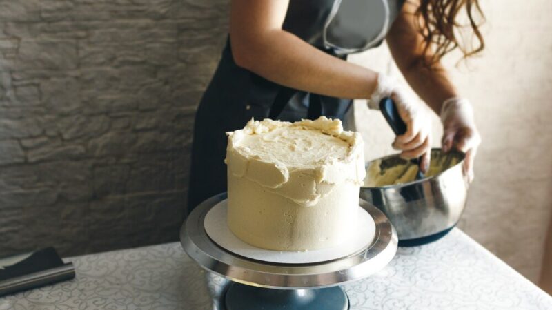 Tort Kinder Bueno – przepis na efektowny deser krok po kroku