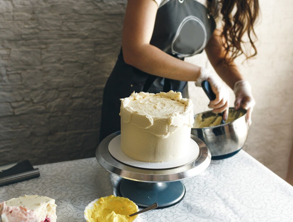 Tort Kinder Bueno – przepis na efektowny deser krok po kroku