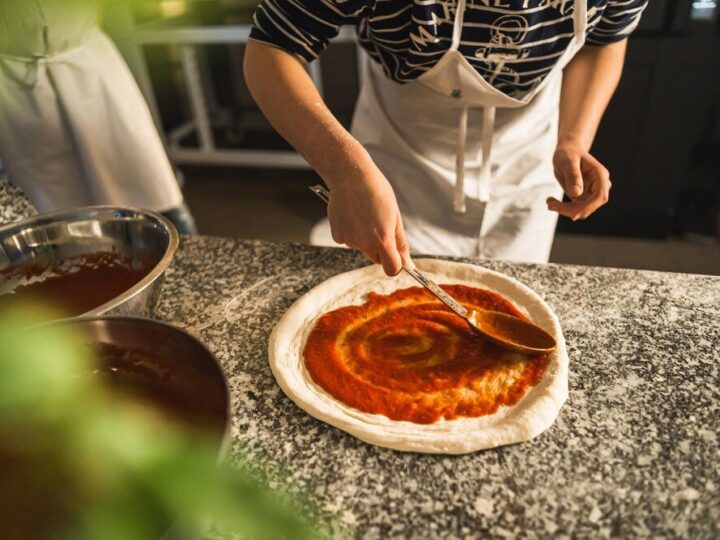 W jakiej temperaturze piec pizzę – optymalna temperatura i czas