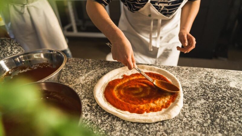W jakiej temperaturze piec pizzę – optymalna temperatura i czas