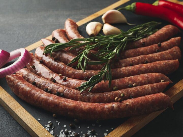 W jakiej temperaturze wędzić kiełbasę – praktyczny poradnik domowego wędzenia