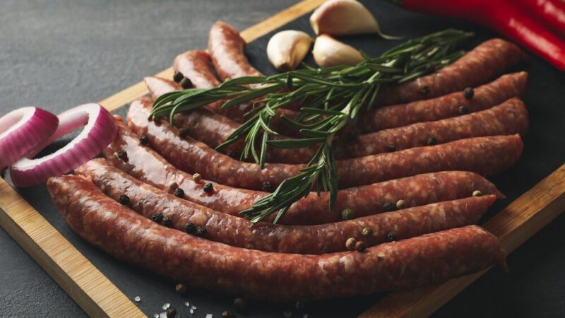 W jakiej temperaturze wędzić kiełbasę – praktyczny poradnik domowego wędzenia