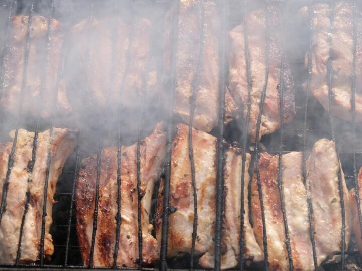 W jakiej temperaturze wędzić mięso – praktyczne wskazówki dla początkujących