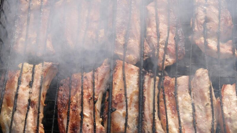 W jakiej temperaturze wędzić mięso – praktyczne wskazówki dla początkujących