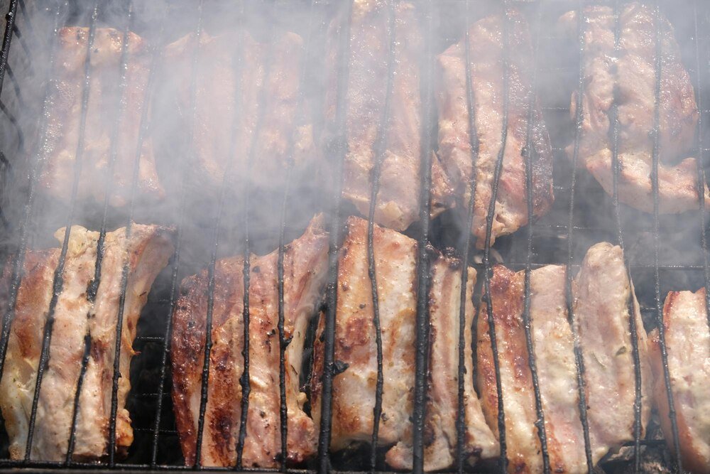 W jakiej temperaturze wędzić mięso – praktyczne wskazówki dla początkujących