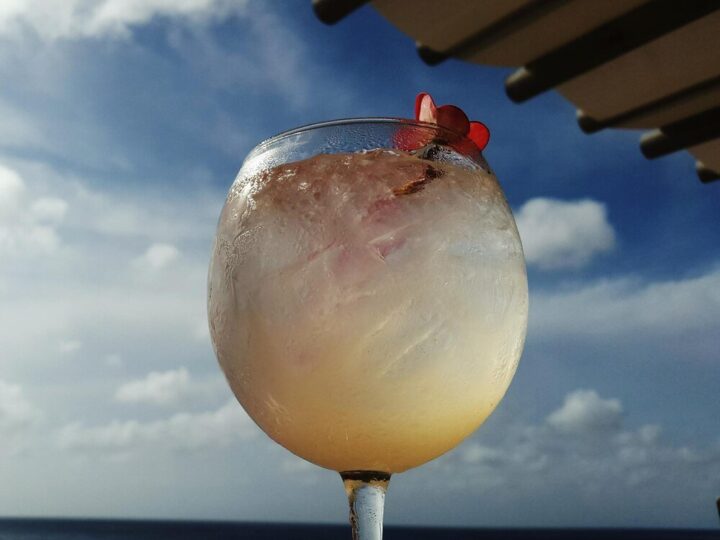 Z czym pić Malibu – najlepsze połączenia i proste drinki