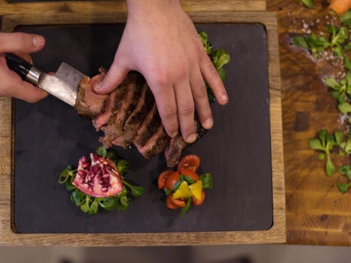 Z czym podawać stek – najlepsze dodatki i sosy