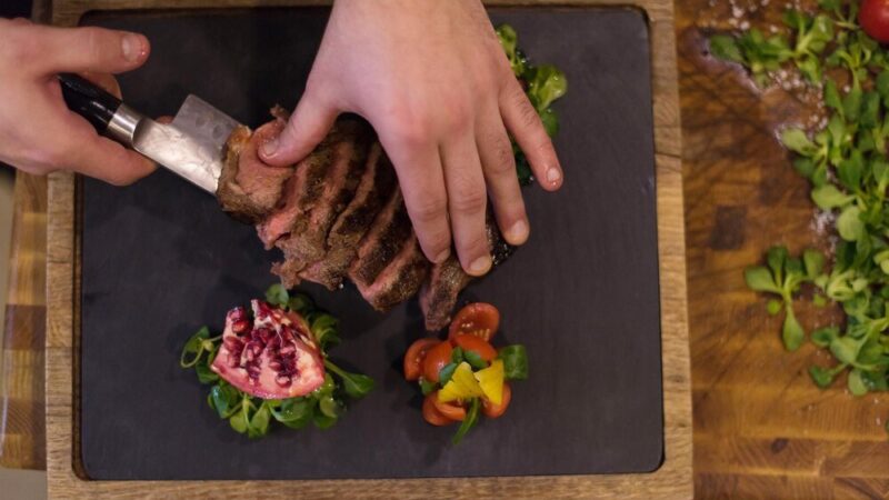 Z czym podawać stek – najlepsze dodatki i sosy