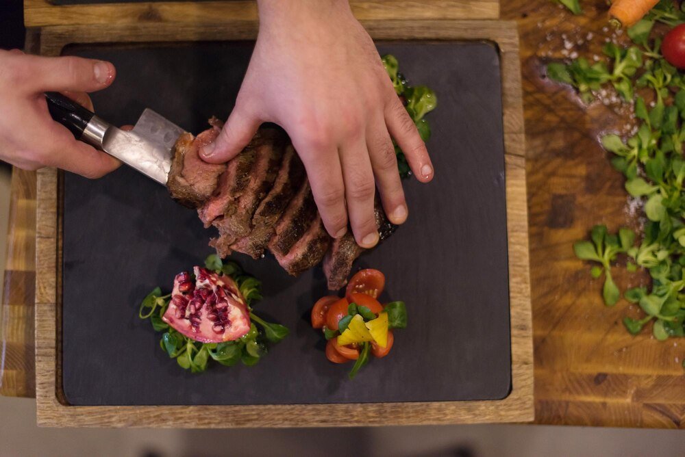 Z czym podawać stek – najlepsze dodatki i sosy