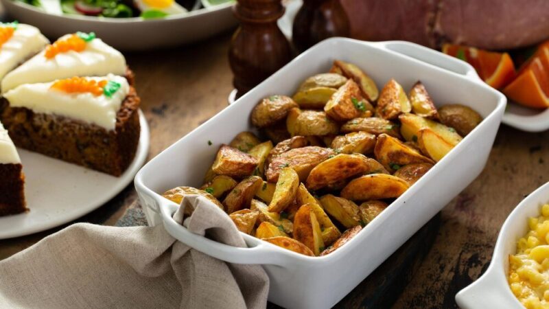 Ziemniaki pieczone w piekarniku – przepis na chrupiące i złociste