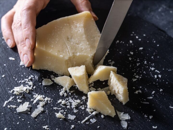 Czy Grana Padano to parmezan – różnice, smak, zastosowanie