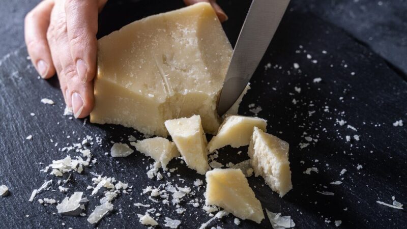 Czy Grana Padano to parmezan – różnice, smak, zastosowanie