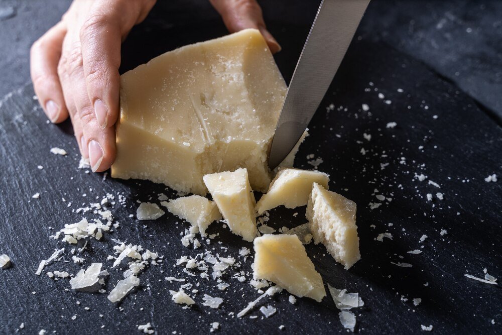 Czy Grana Padano to parmezan – różnice, smak, zastosowanie