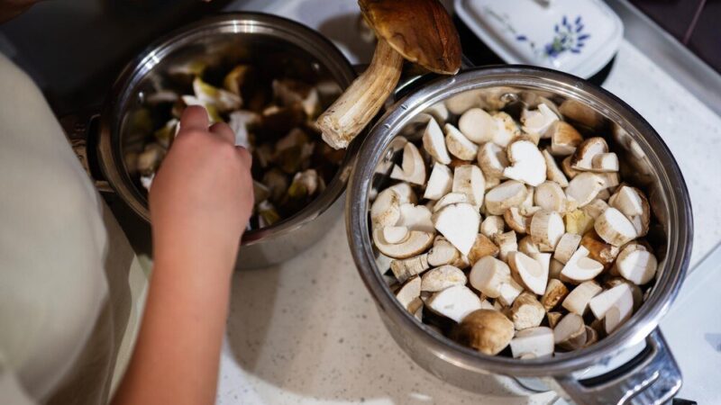 Czy pieczarki do pizzy trzeba smażyć – plusy i minusy obu sposobów