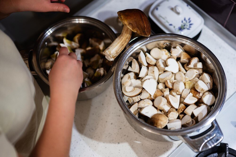 Czy pieczarki do pizzy trzeba smażyć – plusy i minusy obu sposobów