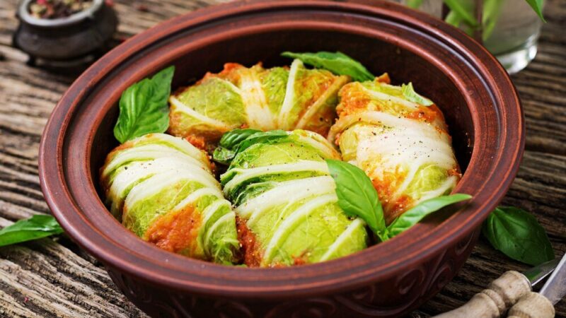 Gołąbki w sosie pomidorowym babci – tradycyjny domowy przepis