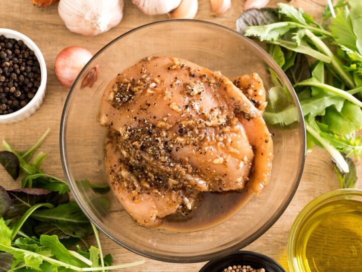 Jak długo marynować kurczaka – czas i przechowywanie mięsa