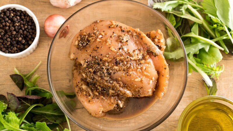 Jak długo marynować kurczaka – czas i przechowywanie mięsa