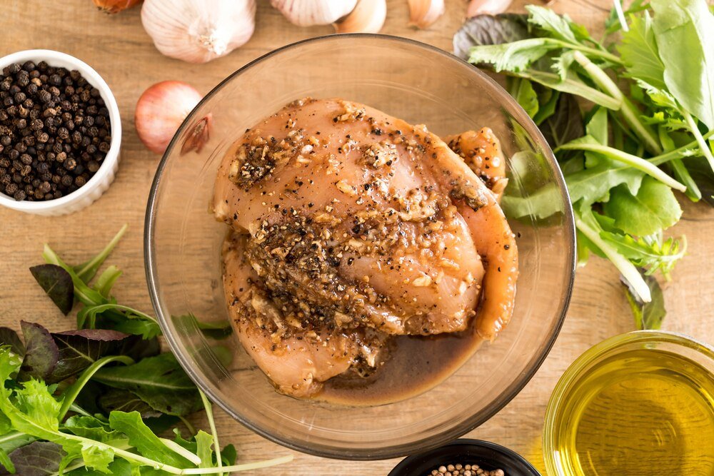 Jak długo marynować kurczaka – czas i przechowywanie mięsa