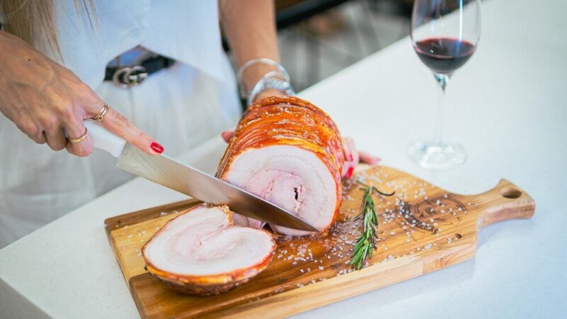 Jak ugotować szynkę wędzoną, żeby była soczysta