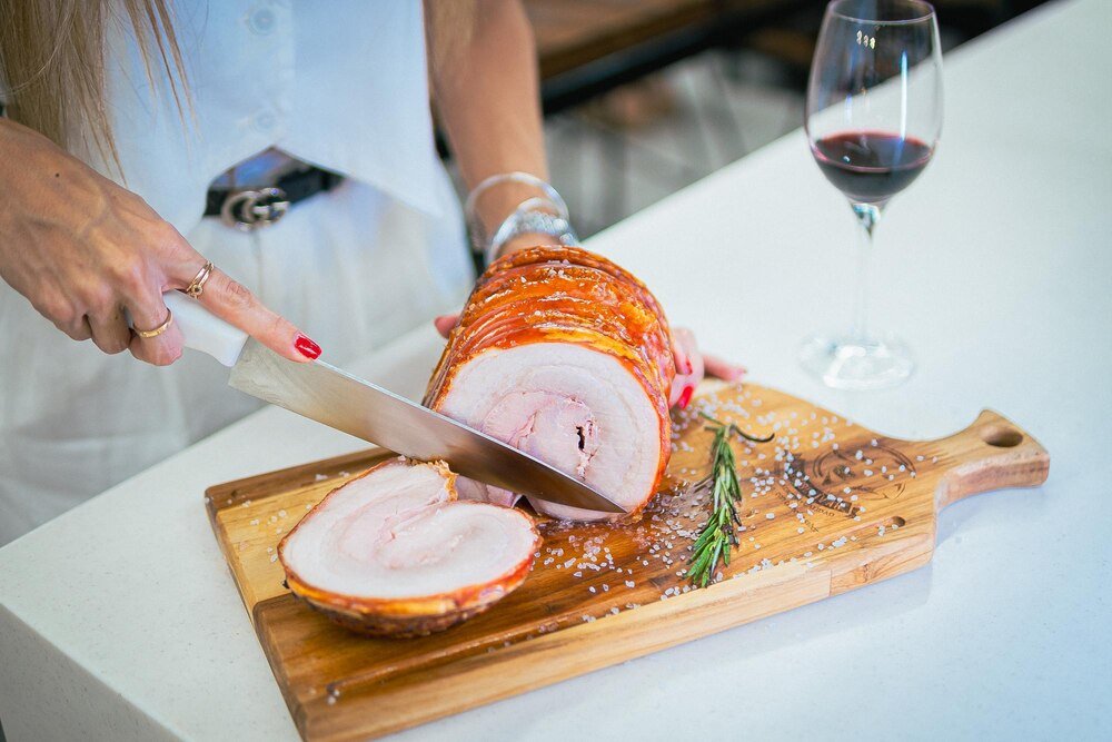 Jak ugotować szynkę wędzoną, żeby była soczysta