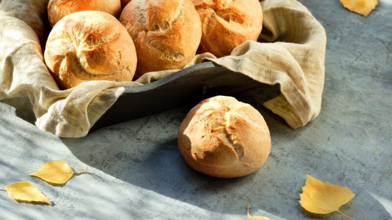Przepis na bułki pszenne – puszyste jak z najlepszej piekarni