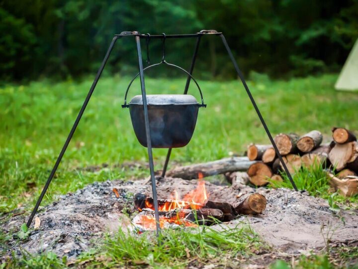 Przepis na kociołek z mięsem – sycące danie z ogniska