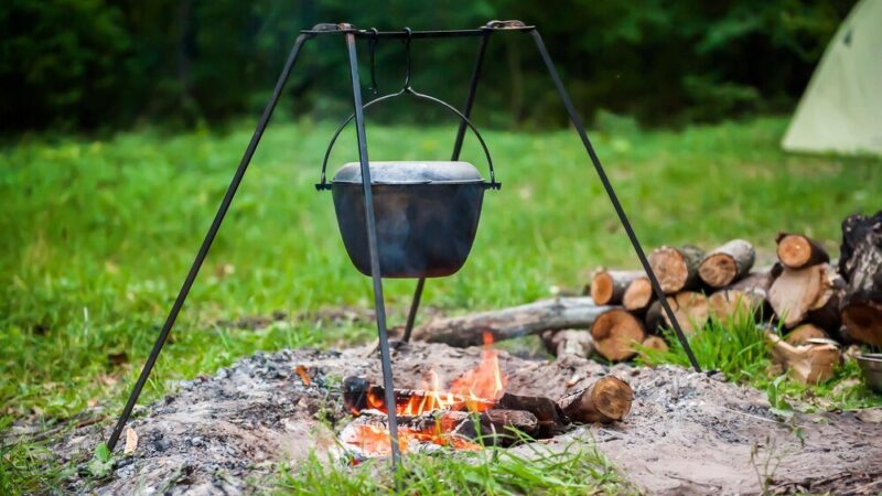 Przepis na kociołek z mięsem – sycące danie z ogniska