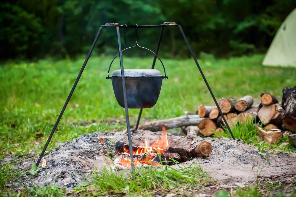 Przepis na kociołek z mięsem – sycące danie z ogniska