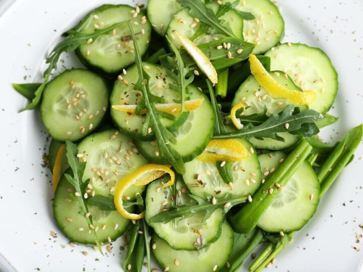 Sałatka z ogórka zielonego – orzeźwiający dodatek do obiadu