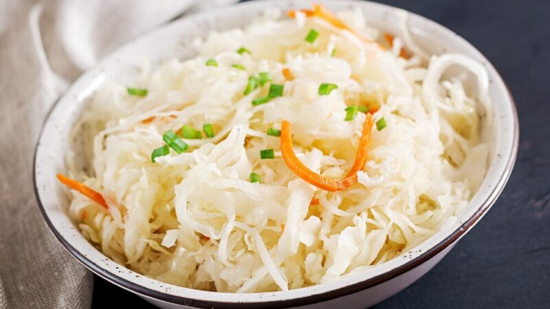 Surówka z kapusty białej – klasyczny przepis krok po kroku