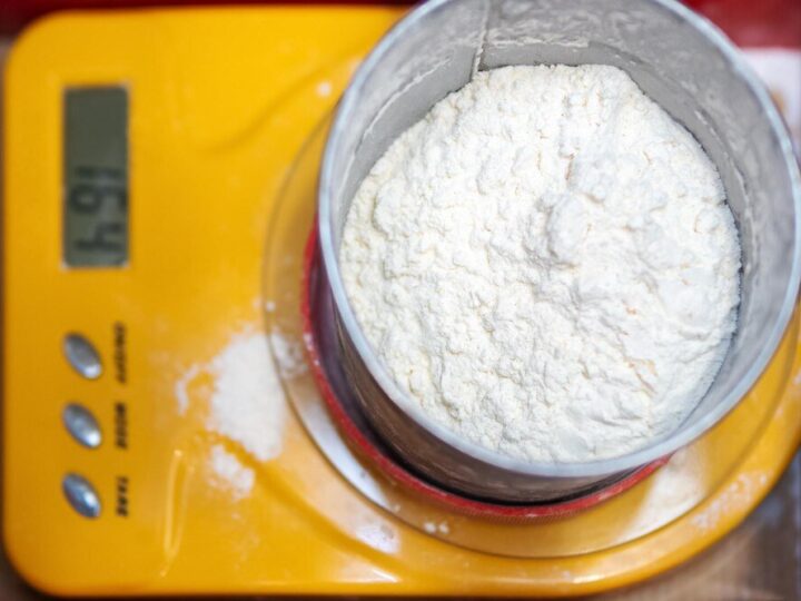 Szklanka mąki pszennej – ile waży? Przelicznik kuchenny i kalorie