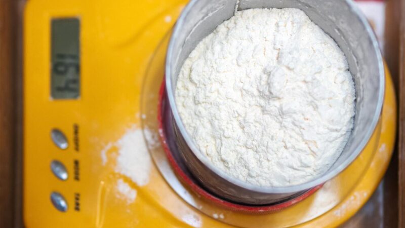 Szklanka mąki pszennej – ile waży? Przelicznik kuchenny i kalorie