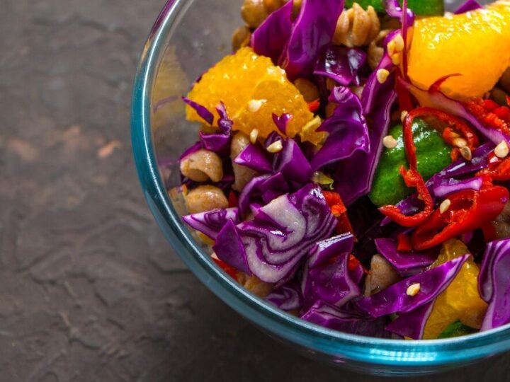 Tajska sałatka z mango i czerwonej cebuli – orzeźwiający, pikantny dodatek