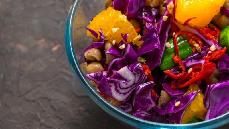Tajska sałatka z mango i czerwonej cebuli – orzeźwiający, pikantny dodatek