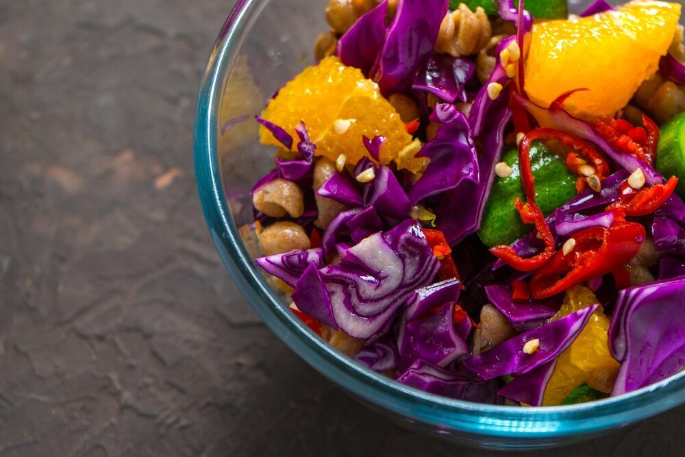 Tajska sałatka z mango i czerwonej cebuli – orzeźwiający, pikantny dodatek